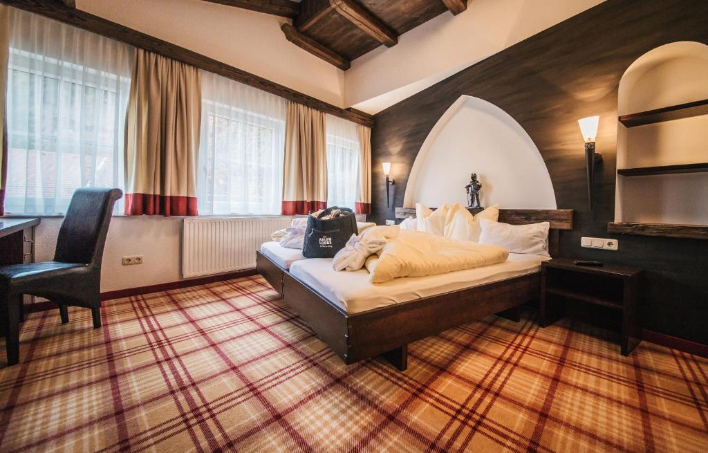 Postel nebo postele na pokoji v ubytování Arlen Lodge Hotel inkl Premium Karte im Sommer