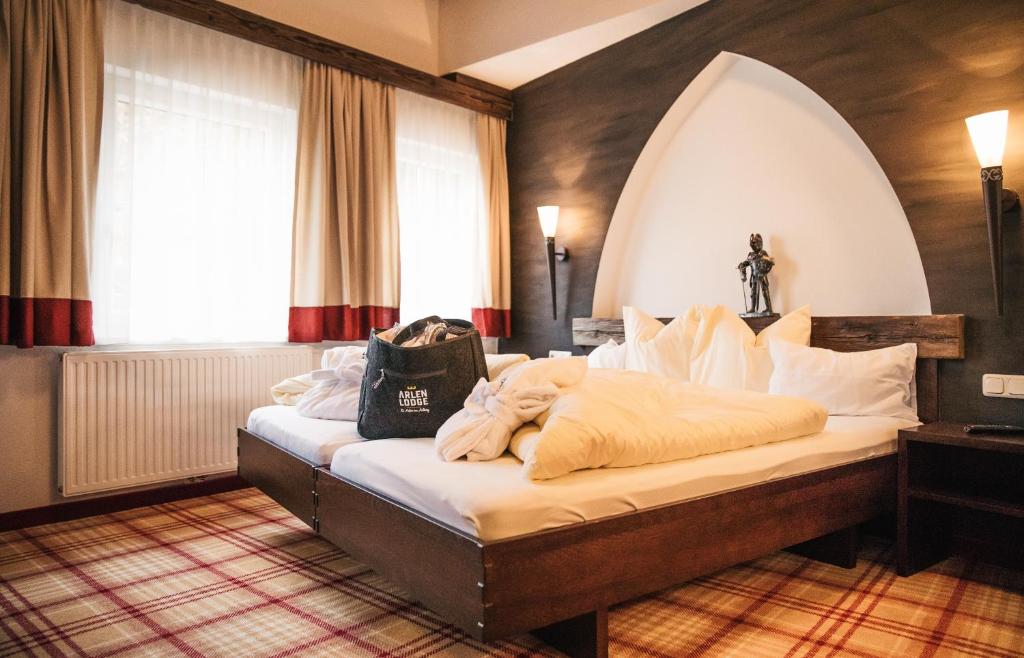 Postel nebo postele na pokoji v ubytování Arlen Lodge Hotel inkl Premium Karte im Sommer