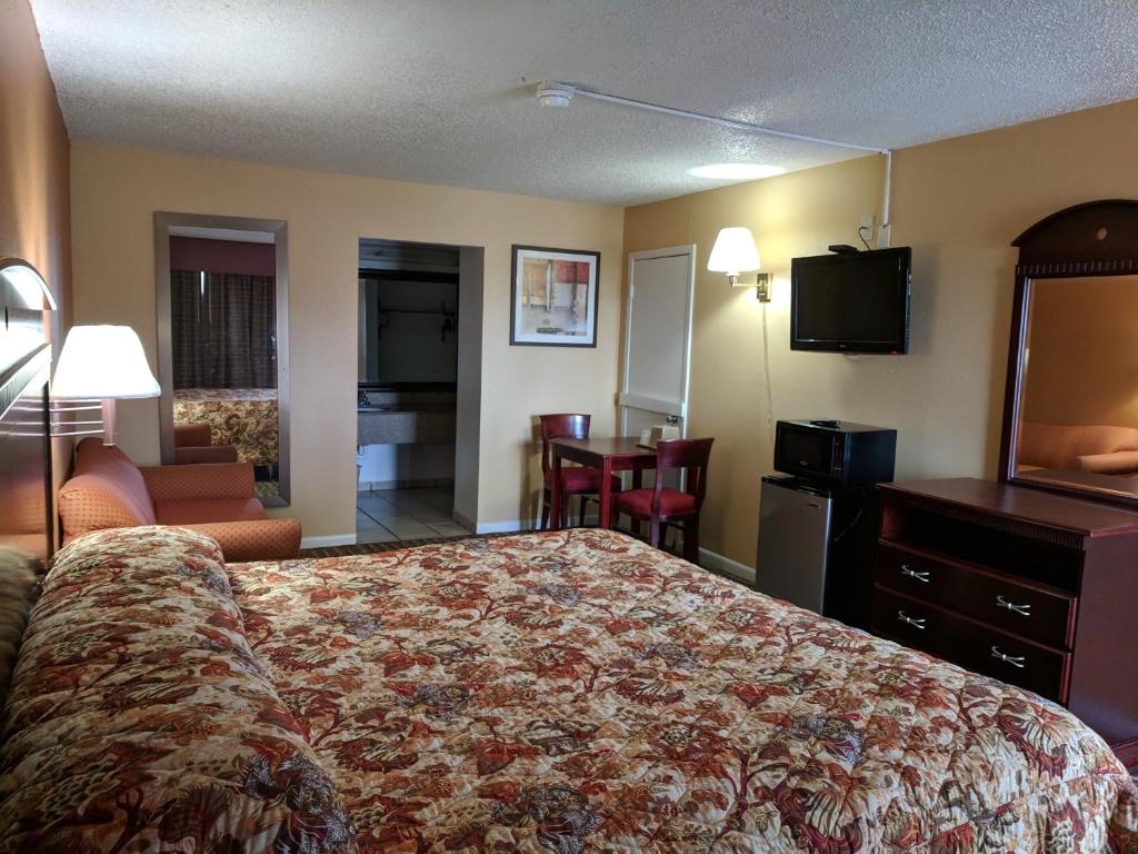 Habitación de hotel con cama y TV en Royal Inn, en Port Arthur
