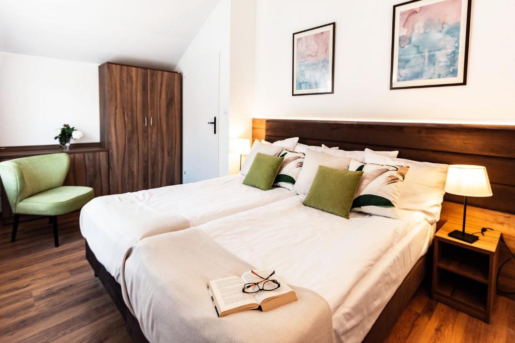 Posteľ alebo postele v izbe v ubytovaní Pelikan Resort Dźwirzyno - Domki przy plaży
