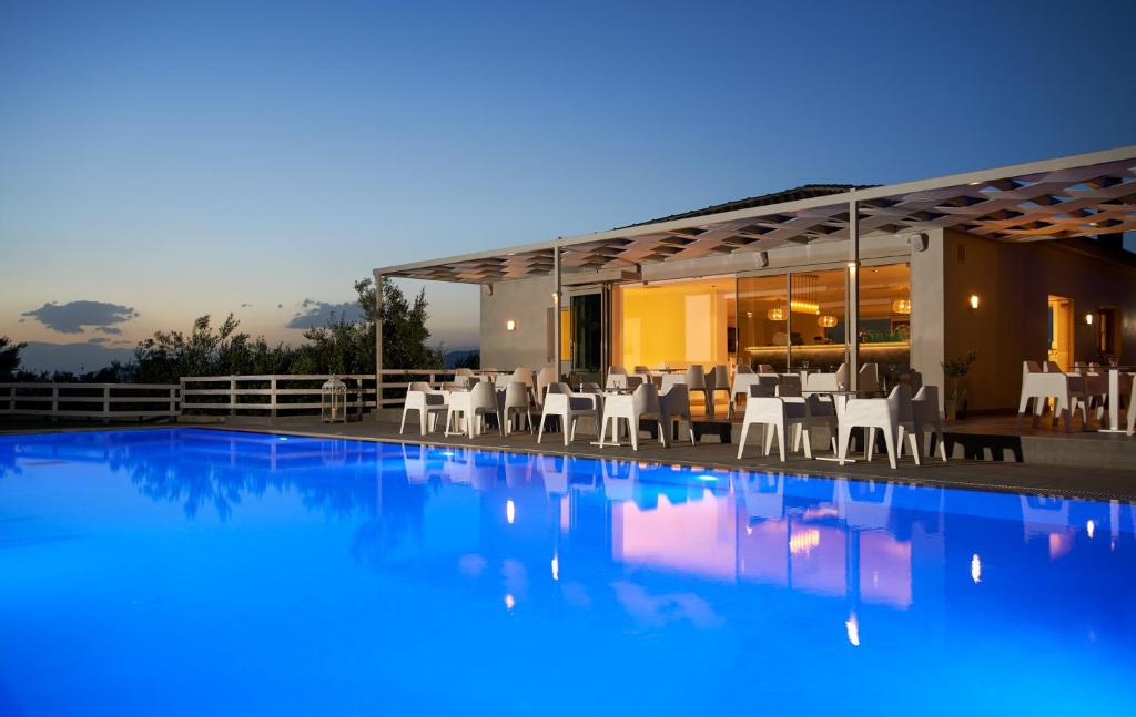 vista sulla piscina di un resort di Altamar Hotel a Pefki