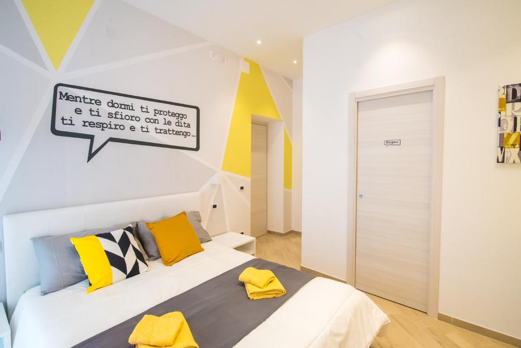 una camera da letto con letto e cuscini gialli di B&B Luna per te a Benevento