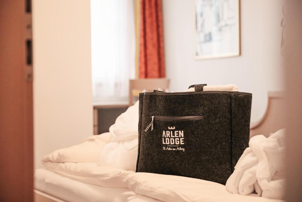 Postel nebo postele na pokoji v ubytování Arlen Lodge Hotel inkl Premium Karte im Sommer