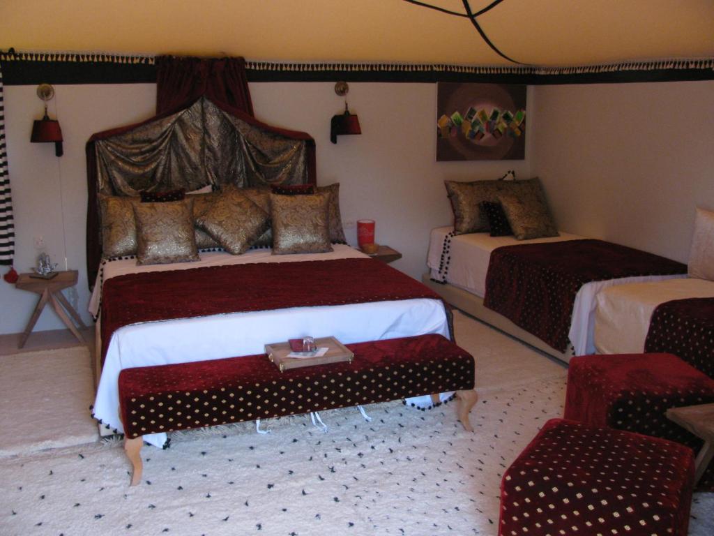 Кровать или кровати в номере Sahara Luxury Tents
