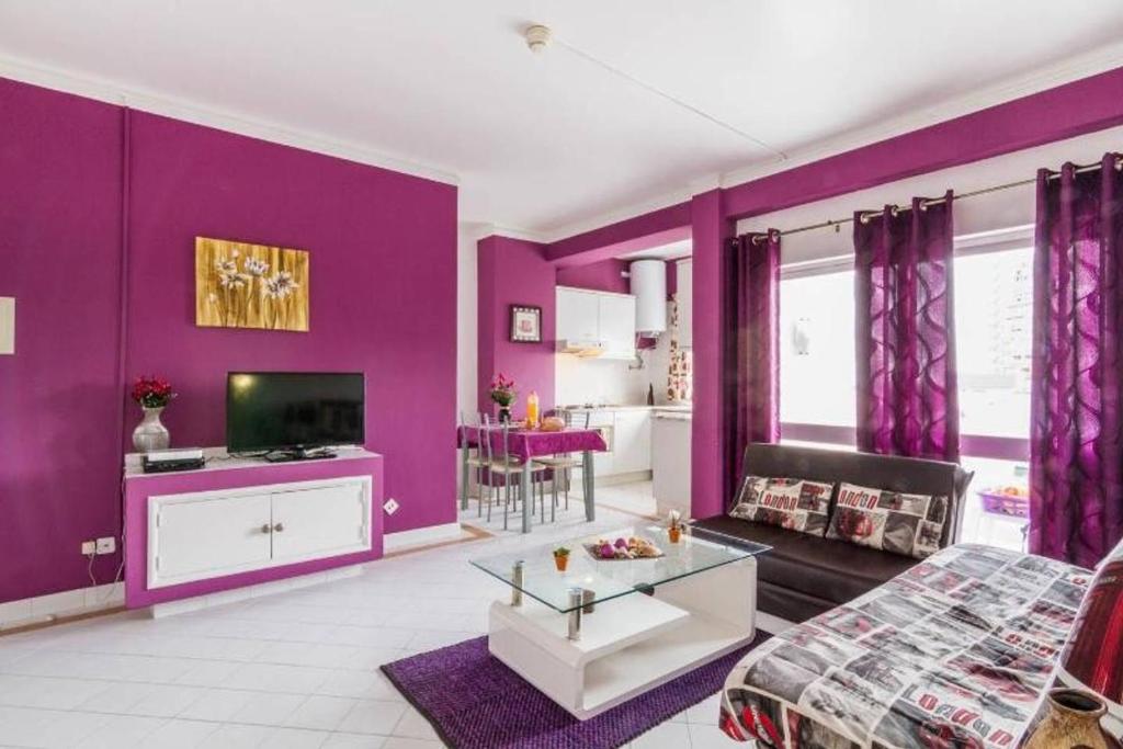 Een zitgedeelte bij ★Purple Flat★Close to beach and Party|Free Parking