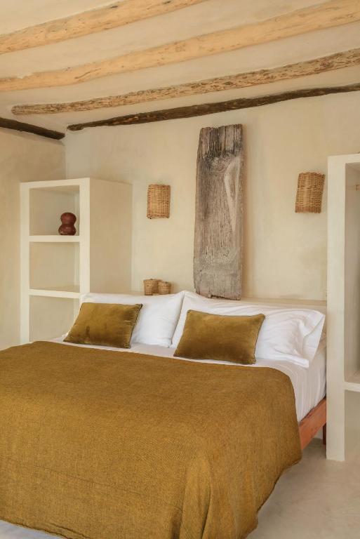 Postel nebo postele na pokoji v ubytování CASA CAT BA Beachfront Boutique Hotel