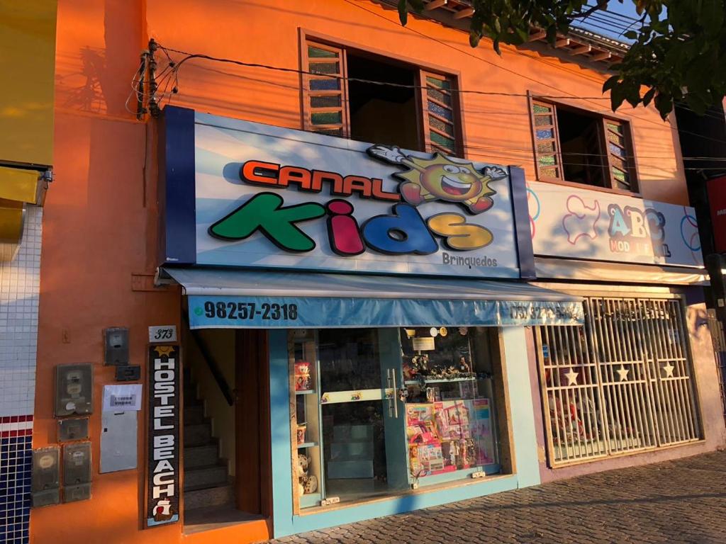 un bâtiment avec un panneau indiquant le tissu central dans l'établissement Hostel Beach, à Porto Seguro