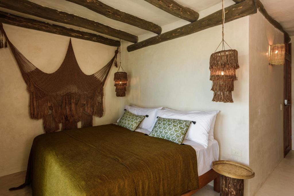 Postel nebo postele na pokoji v ubytování CASA CAT BA Beachfront Boutique Hotel
