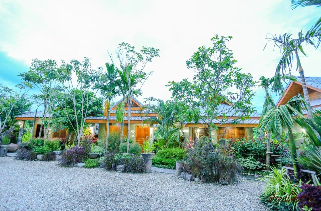 Zahrada ubytování Huen San Fang hotel โรงแรมเฮือนแสนฝาง