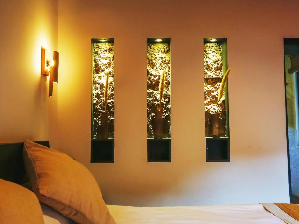 Postel nebo postele na pokoji v ubytování Tulou Herongzhuang Inn