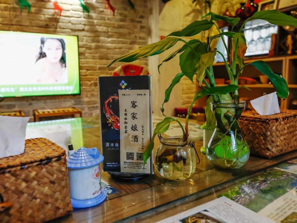 Příslušenství pro přípravu čaje a kávy v ubytování Tulou Herongzhuang Inn