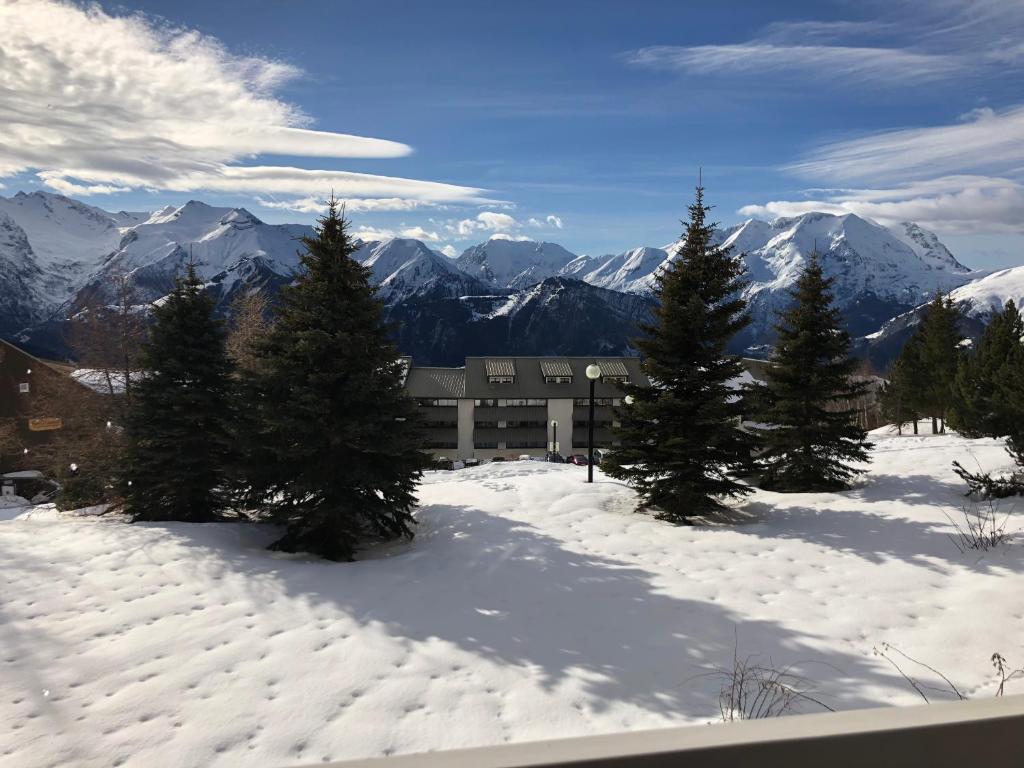 ラルプ・デュエズにあるAppartement Alpe Huez-plein sud-balconの雪山