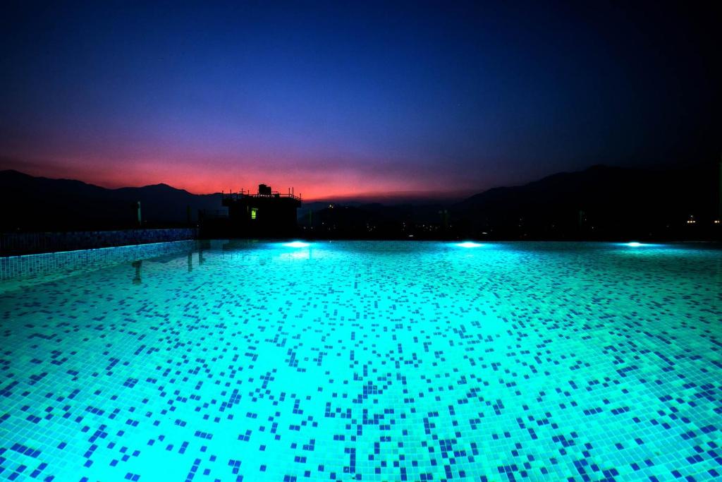 Bazén v ubytování Beautiful Kathmandu Hotel nebo v jeho okolí