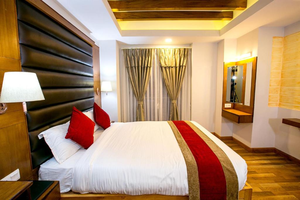 Postel nebo postele na pokoji v ubytování Beautiful Kathmandu Hotel