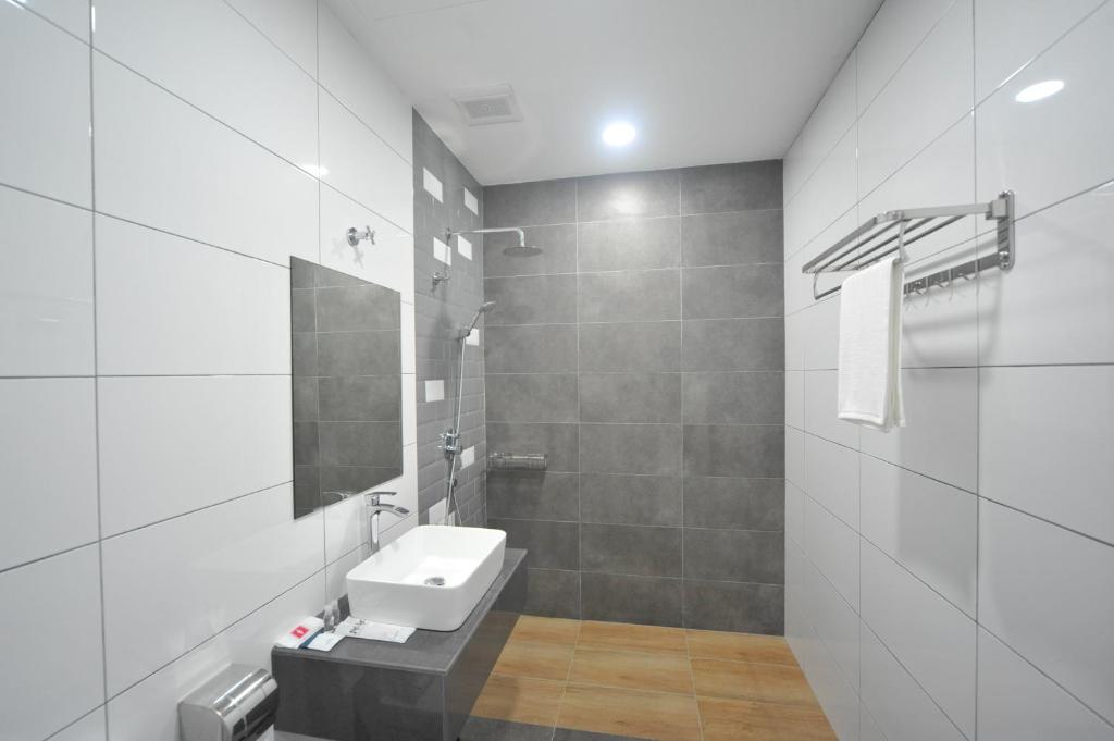 Koupelna v ubytování MYe Hotel