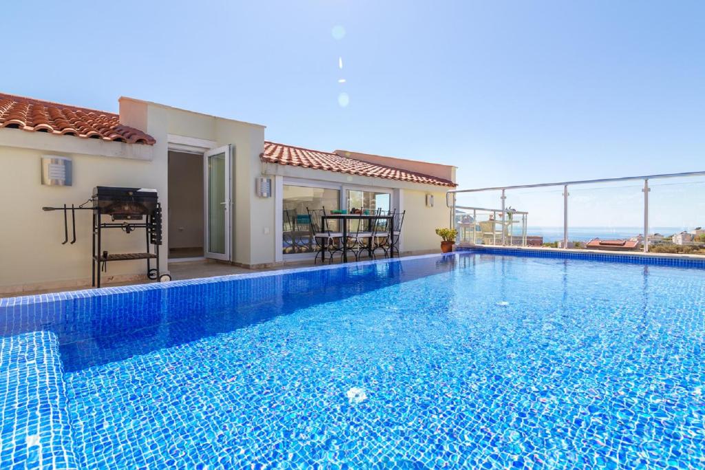 - une piscine dans une villa avec vue sur l'océan dans l'établissement Dahlia Penthouse - Beautiful Luxurious Private Pool Fantastic Harbour Views, à Kalkan