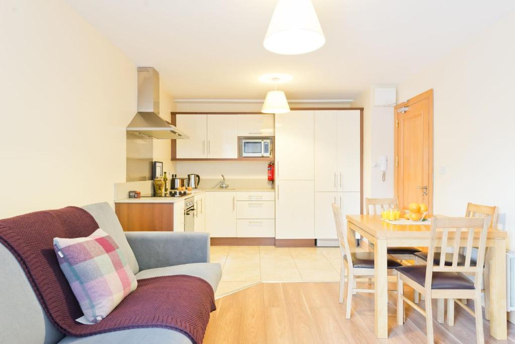 Kuchyň nebo kuchyňský kout v ubytování Broc House Suites