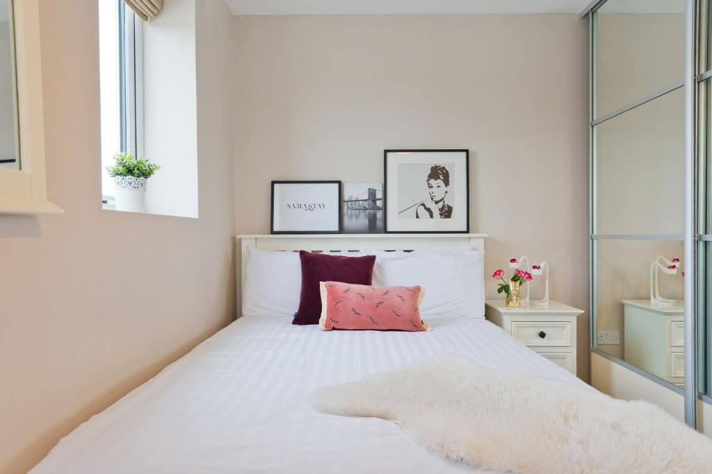 Postel nebo postele na pokoji v ubytování Broc House Suites