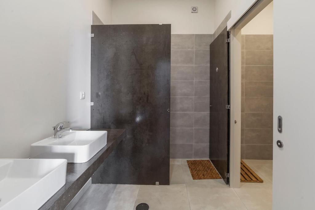 Koupelna v ubytování A Bica Hostel