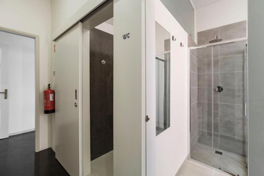 Koupelna v ubytování A Bica Hostel