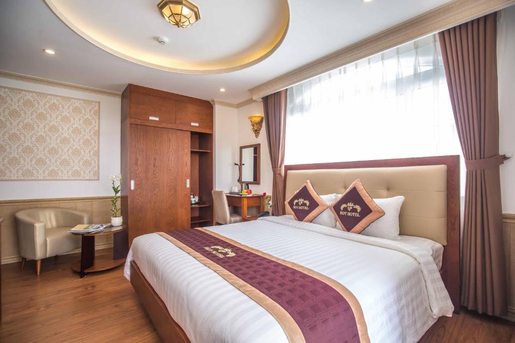 Postel nebo postele na pokoji v ubytování Roy Dala Hotel