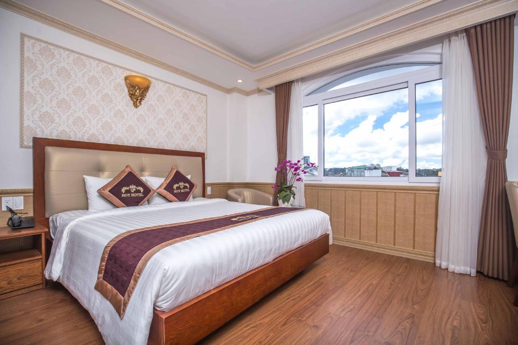 Postel nebo postele na pokoji v ubytování Roy Dala Hotel