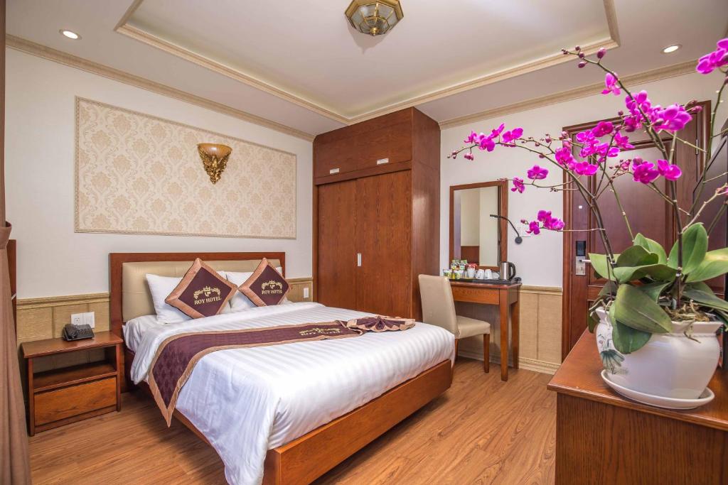 Postel nebo postele na pokoji v ubytování Roy Dala Hotel