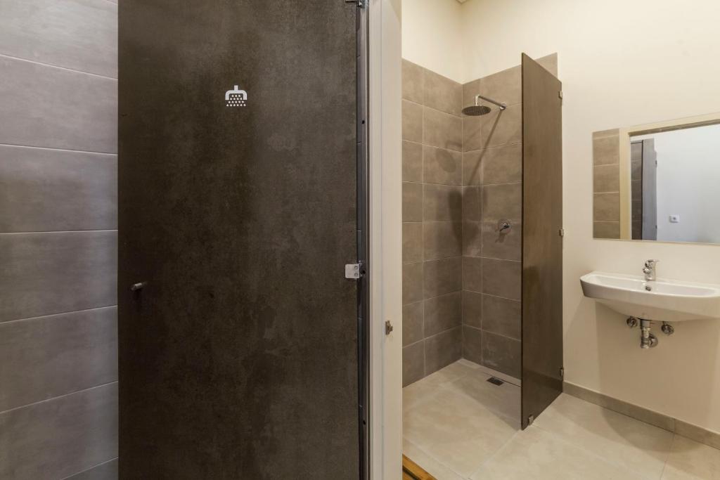 Koupelna v ubytování A Bica Hostel