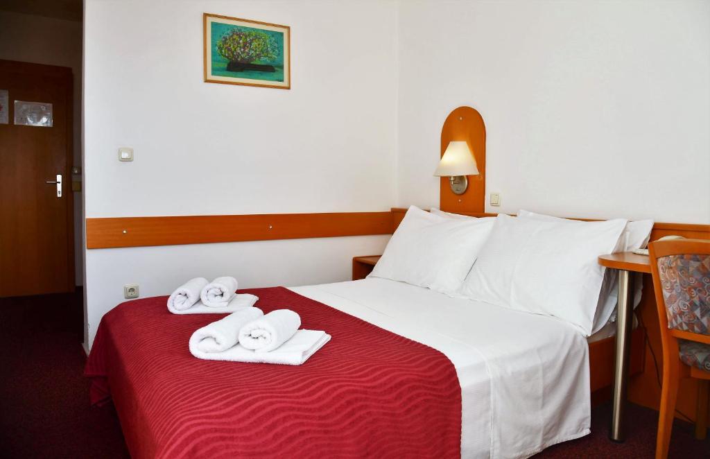 Posteľ alebo postele v izbe v ubytovaní Hotel Alkar
