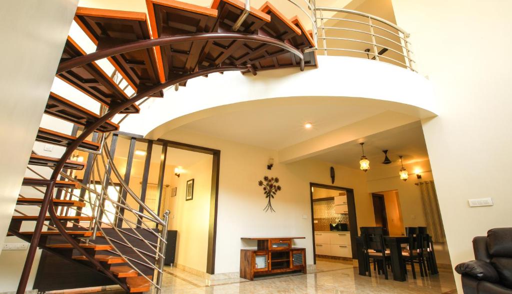 una escalera de caracol en una casa con sala de estar en Falcon Suites Yelahanka New Town, en Bangalore