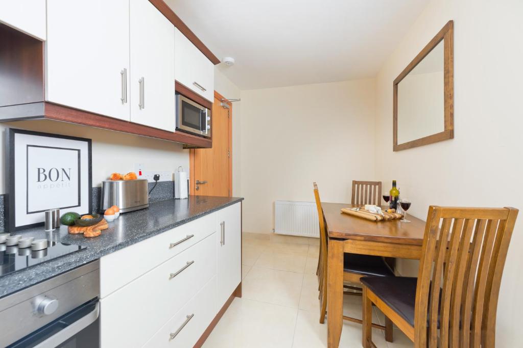 Kuchyňa alebo kuchynka v ubytovaní Five Lamps Suites
