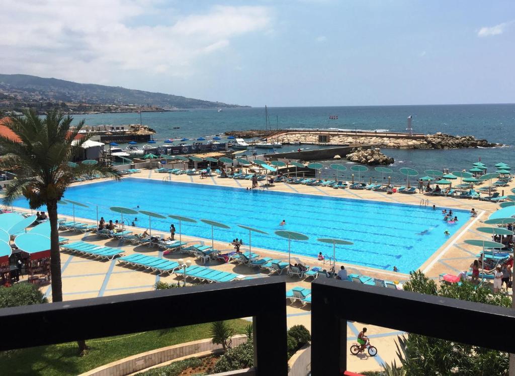 Bazén v ubytování Beachfront Chalet in Aqualand Resort - Batroun nebo v jeho okolí