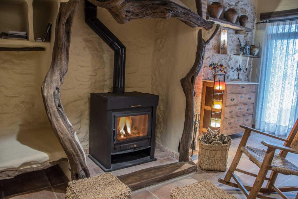 einen Kamin im Wohnzimmer mit Herd in der Unterkunft Casa Rural tía Salomé in Sant Jordi