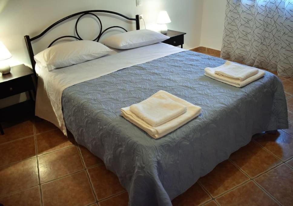 Postel nebo postele na pokoji v ubytování GIANNOYLAS HOYSE{PIGADI]