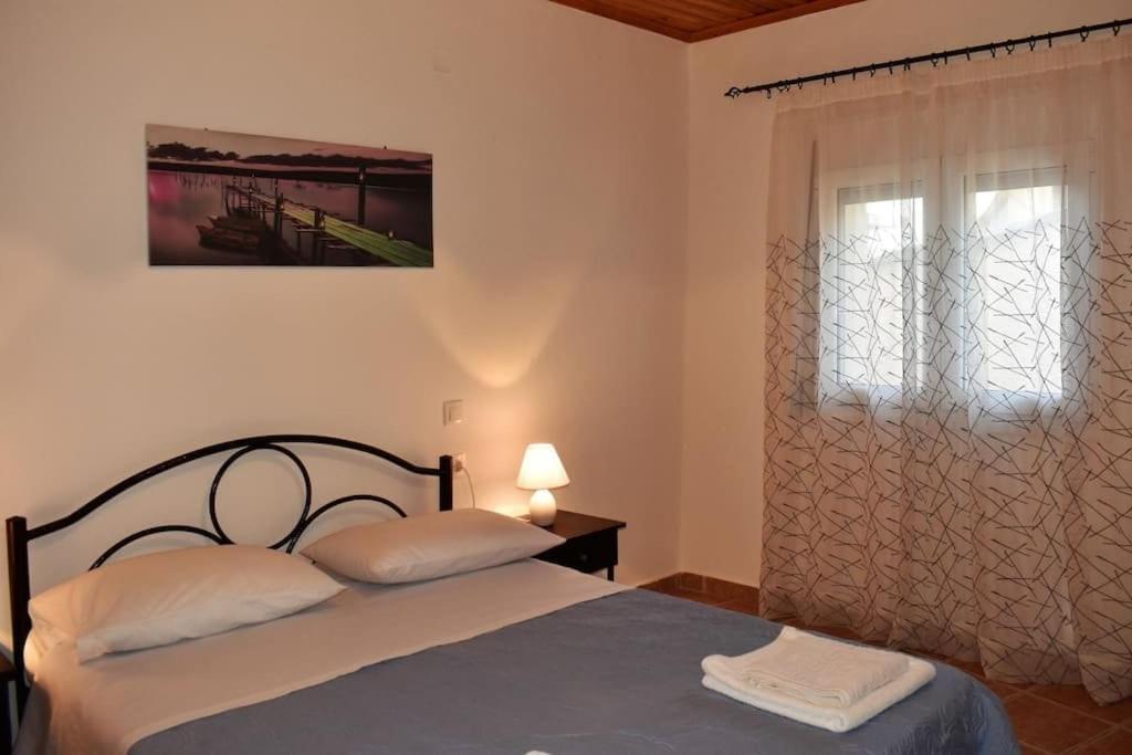 Postel nebo postele na pokoji v ubytování GIANNOYLAS HOYSE{PIGADI]