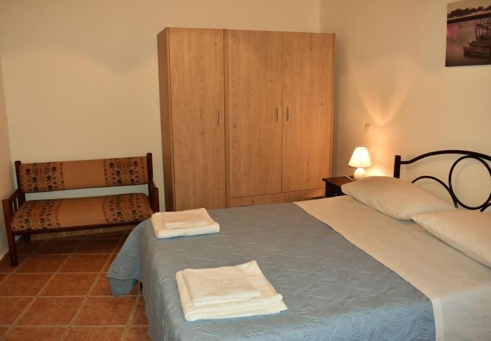 Postel nebo postele na pokoji v ubytování GIANNOYLAS HOYSE{PIGADI]