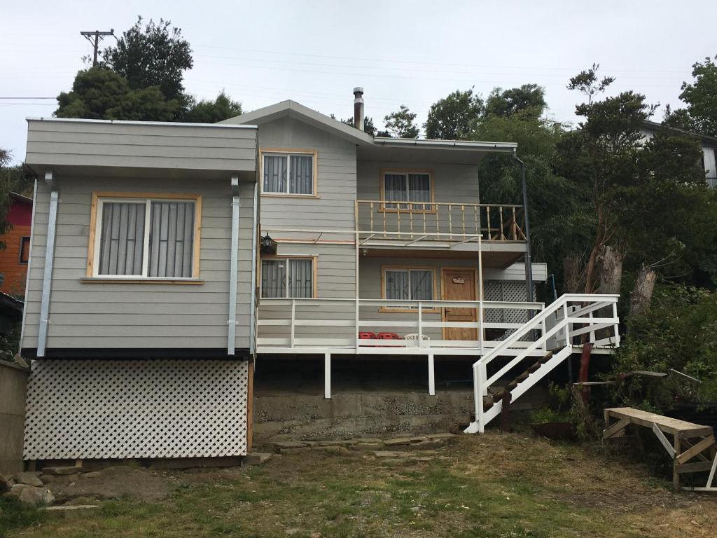 una casa con un balcón en el lateral. en Casa frente a la playa, en Valdivia