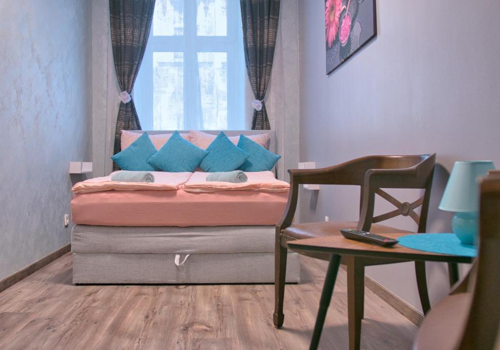 um quarto com uma cama com uma janela e uma cadeira em Minnie Mouse em Viena