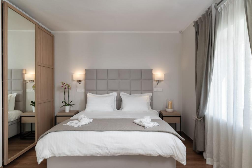 Postel nebo postele na pokoji v ubytování Porto Vecchio Luxury Suites