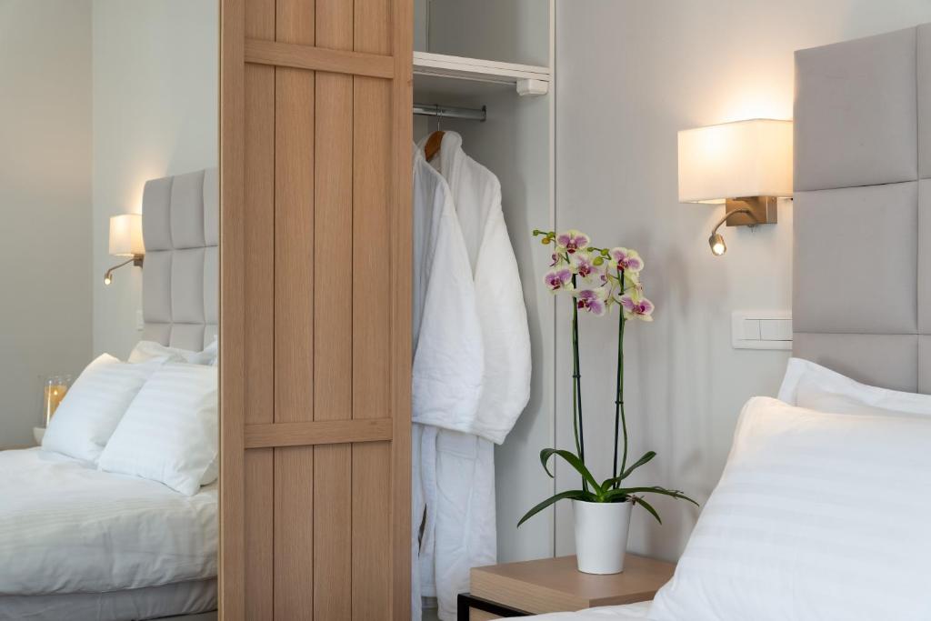 Postel nebo postele na pokoji v ubytování Porto Vecchio Luxury Suites