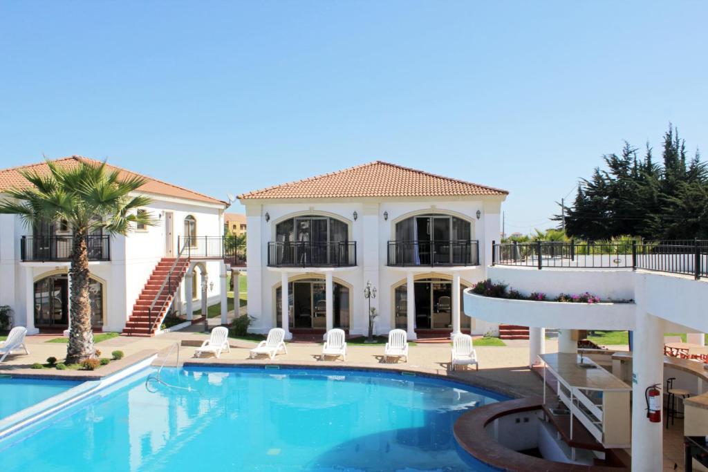Bazén v ubytování Aparthotel Serena Dream nebo v jeho okolí