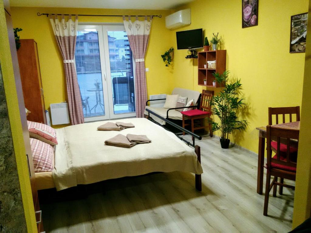 een slaapkamer met een bed en een woonkamer bij Apartmán Aqua Podhájska in Podhájska