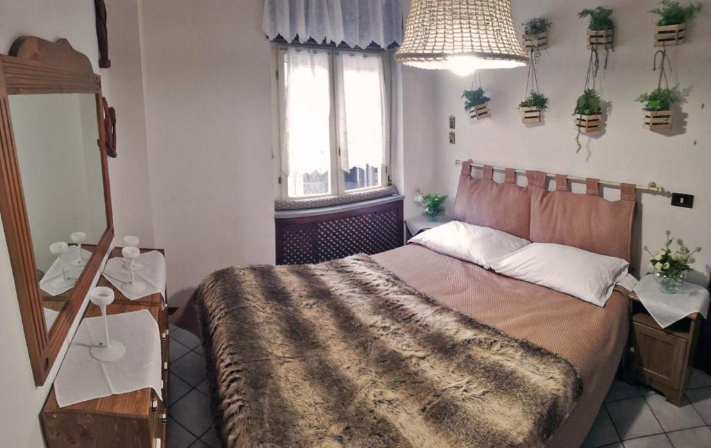 een slaapkamer met een groot bed en een raam bij Peak House in Castel di Sangro