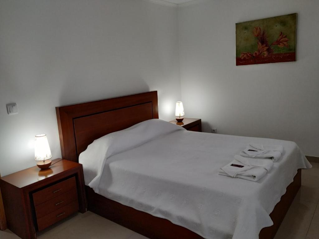 Postel nebo postele na pokoji v ubytování Costa & Isaias Apartamentos