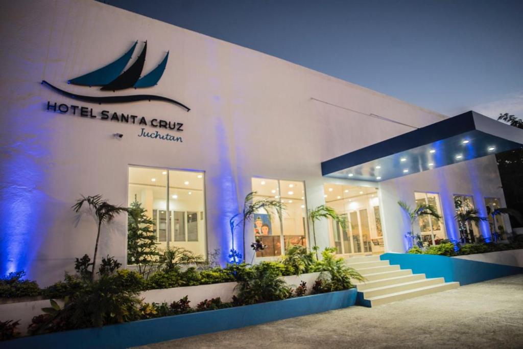 a hotel sign in front of a building at Hotel Santa Cruz Juchitan in Juchitán de Zaragoza