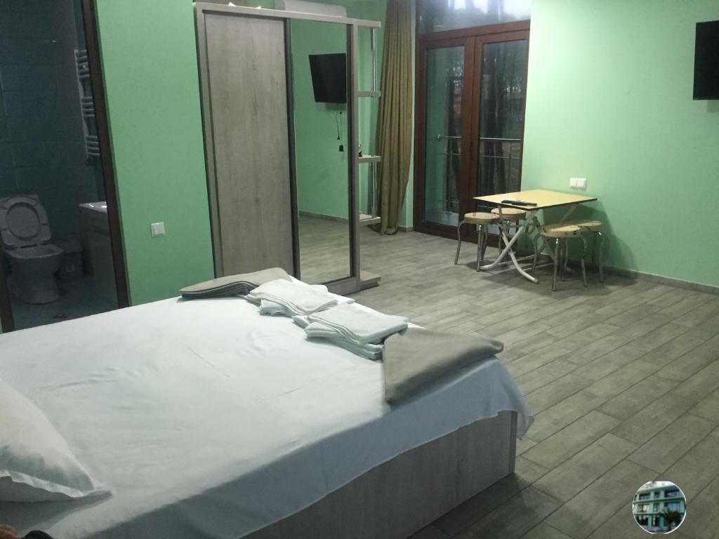 Postel nebo postele na pokoji v ubytování Shekvetili Green House