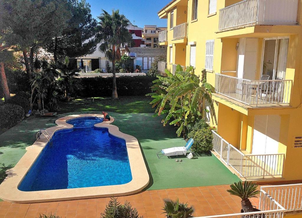 una vista aérea de una piscina junto a un edificio en Apartamento Ca n'Antonia 092 by Mallorca Charme, en Can Picafort