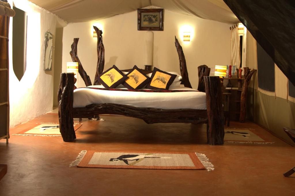 Postel nebo postele na pokoji v ubytování Crater Lake Tented Camp And Game Sanctuary