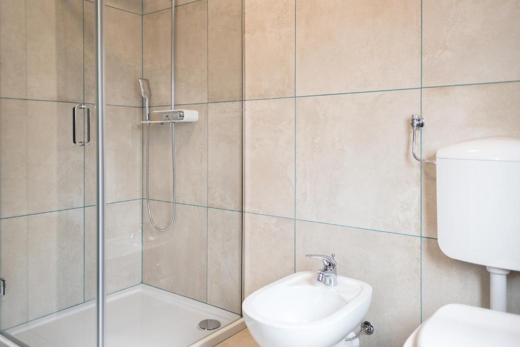 A bathroom at piccadilly b&b