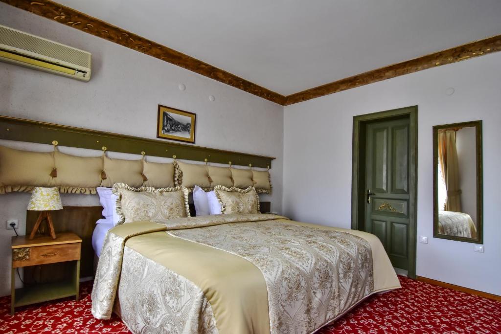 A bed or beds in a room at Safran Hotel